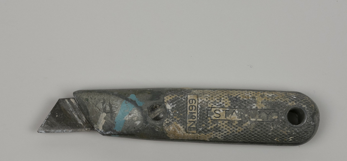 Kniv brukt av Nils Aas til modellering. Kniven har utskiftbart blad. Det er noe rester etter gips.