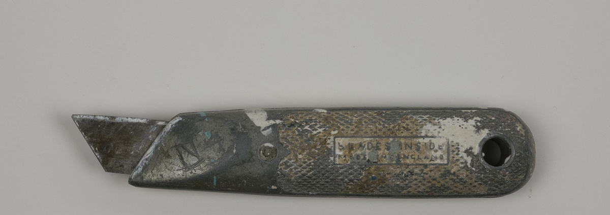 Kniv brukt av Nils Aas til modellering. Kniven har utskiftbart blad. Det er noe rester etter gips.
