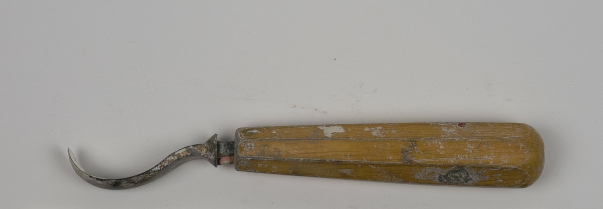 Modellerverktøy i metall brukt av Nils Aas. Verktøyet har et mangesidet håndtak i tre. Det er noe rester av materiale Aas brukte til modellering på verkstedet.





.