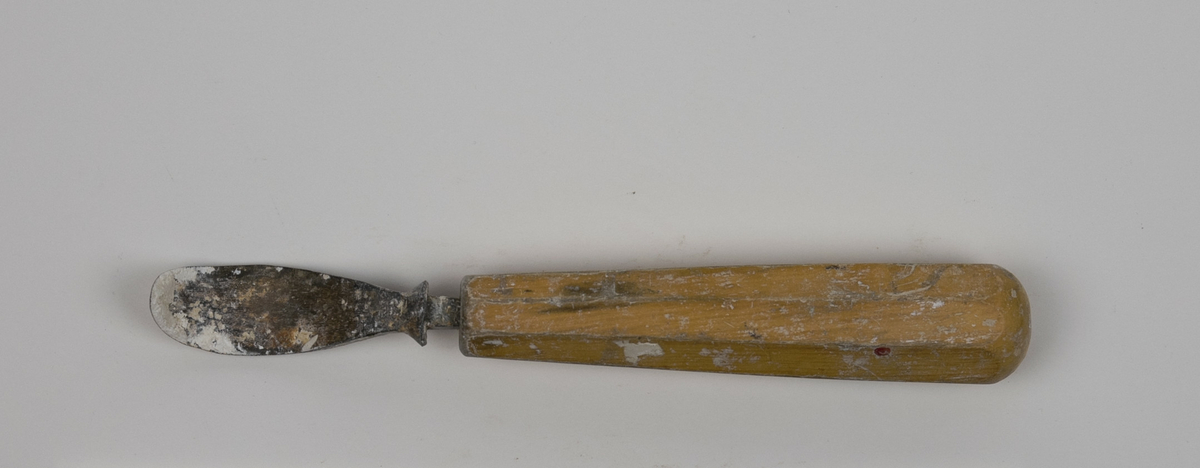 Modellerverktøy i metall brukt av Nils Aas. Verktøyet har et mangesidet håndtak i tre. Det er noe rester av materiale Aas brukte til modellering på verkstedet.





.