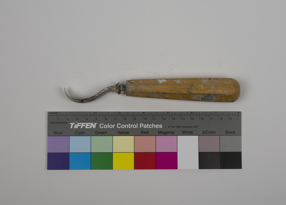 Modellerverktøy i metall brukt av Nils Aas. Verktøyet har et mangesidet håndtak i tre. Det er noe rester av materiale Aas brukte til modellering på verkstedet.





.