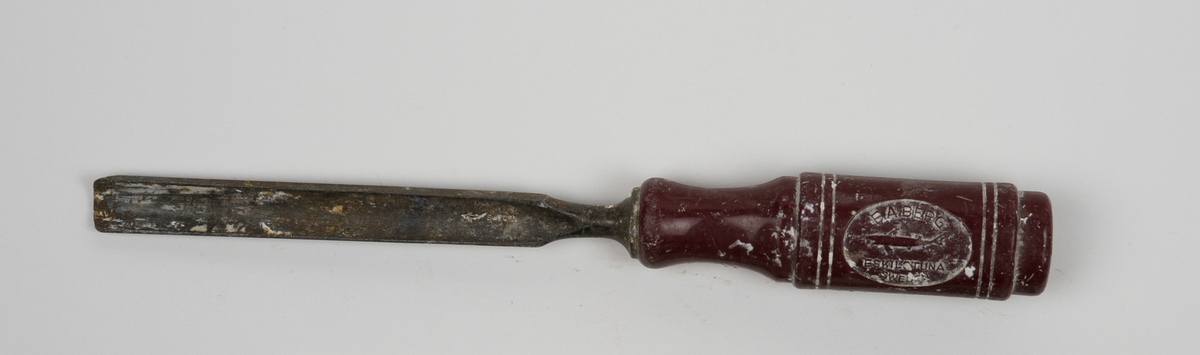 Huljern brukt av Nils Aas til modellering. Bladet er festet på et håndtak i rød plast. Det er rester etter gips på hele verktøyet.