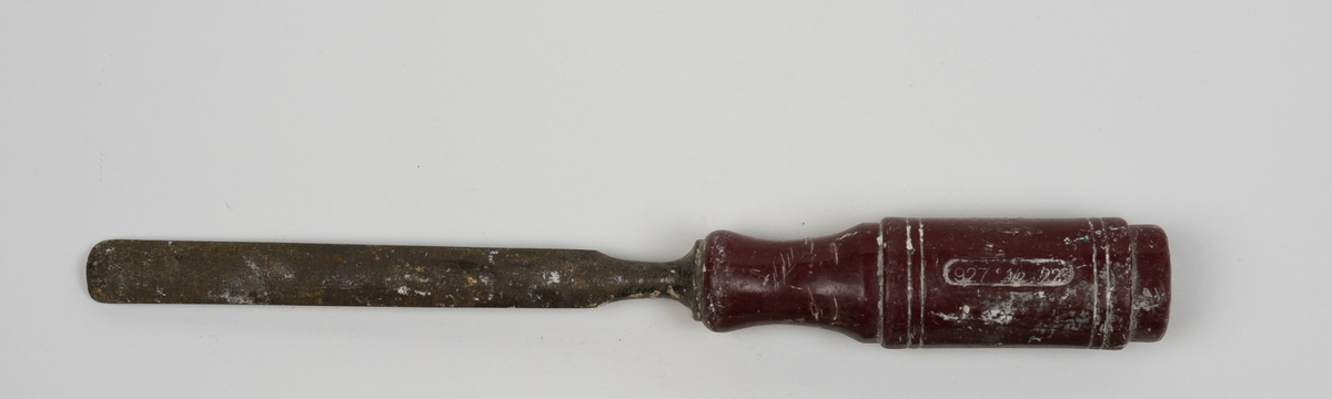 Huljern brukt av Nils Aas til modellering. Bladet er festet på et håndtak i rød plast. Det er rester etter gips på hele verktøyet.