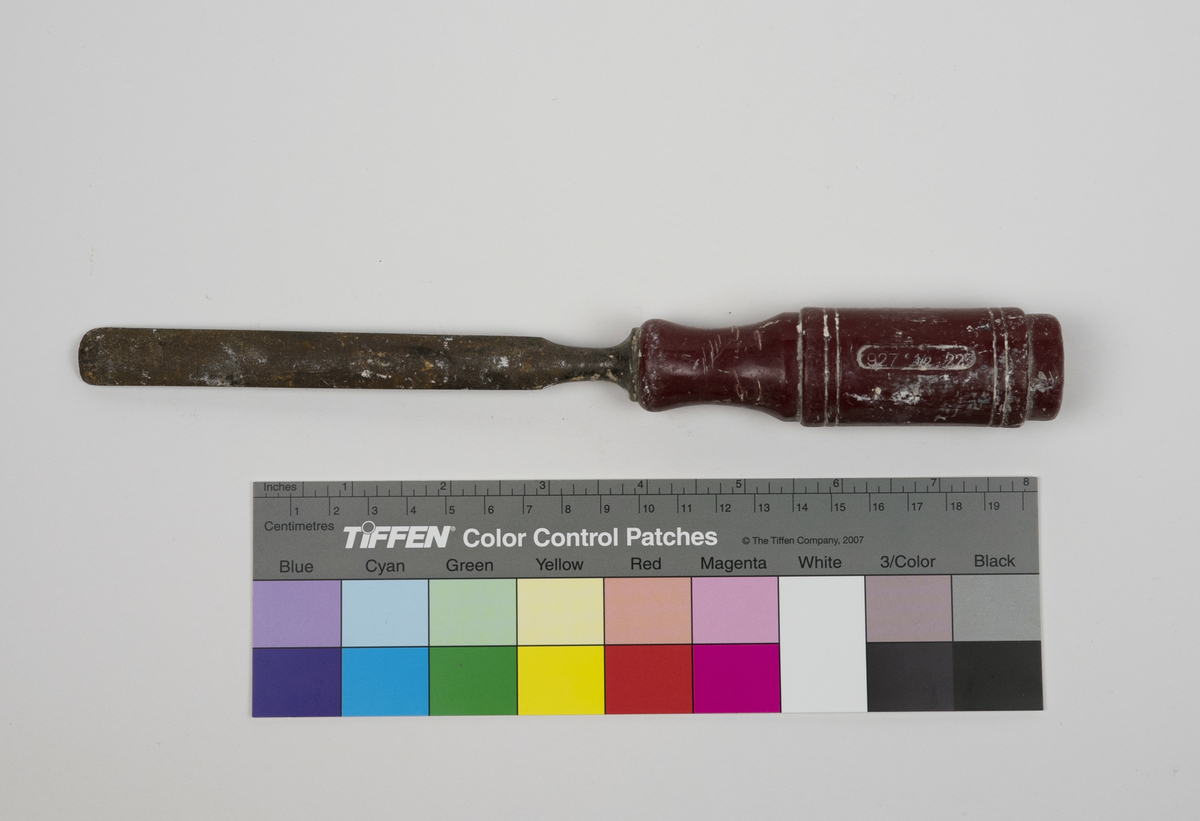 Huljern brukt av Nils Aas til modellering. Bladet er festet på et håndtak i rød plast. Det er rester etter gips på hele verktøyet.