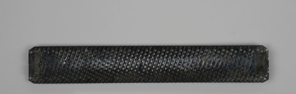 Rasp brukt av Nils Aas til modellering. Det er rester etter gips på raspa.