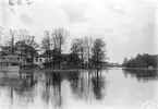 Vid Motala ströms förklarat hälsobringande vatten anlades Kneippbadens kuranstalt 1898. Det 50 meter långa moriska palatset ritades av arkitekten Werner Norhun och intog en central plats i anläggningen vid sidan av herr- och dambadhus, hotell och restaurang. När kurbadet lades ned 1918 hade över 200 000 patienter behandlats enligt den tyske läkaren Sebastian Kneipps metod.