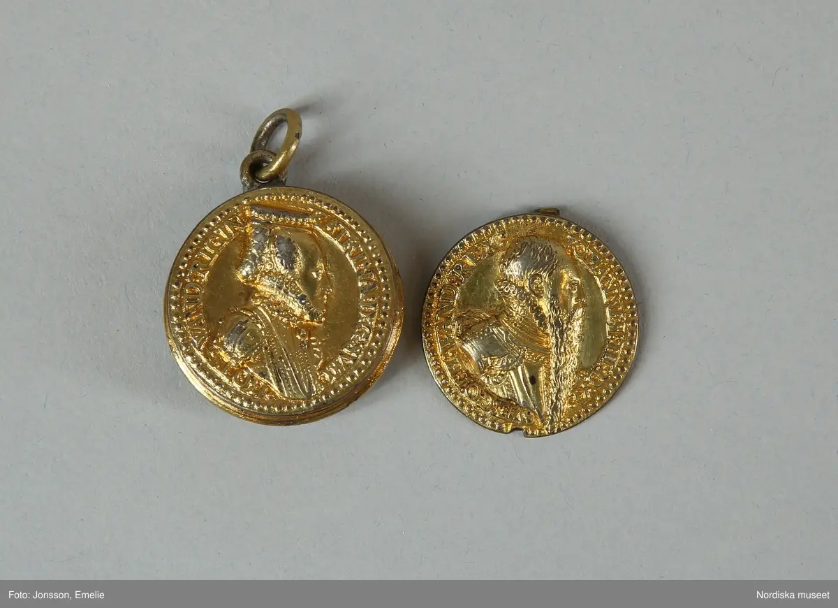 Resesolur med kompass och ekvatorialring, av förgyllt silver. Medaljonger med reliefporträtt av Johan III och Katarina Jagellonica. På lockets insida graverad vapensköld och årtalet 1573.
/Anna Arfvidsson Womack 2020-07-01