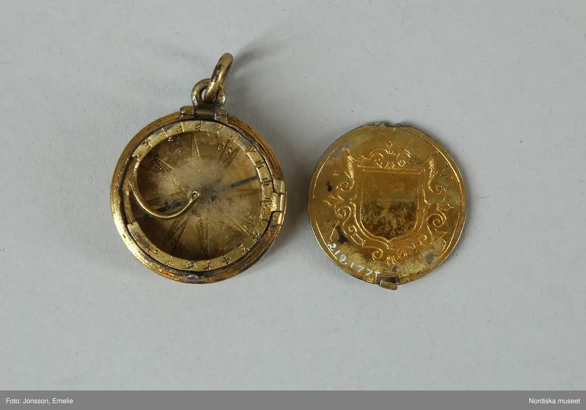 Resesolur med kompass och ekvatorialring, av förgyllt silver. Medaljonger med reliefporträtt av Johan III och Katarina Jagellonica. På lockets insida graverad vapensköld och årtalet 1573.
/Anna Arfvidsson Womack 2020-07-01
