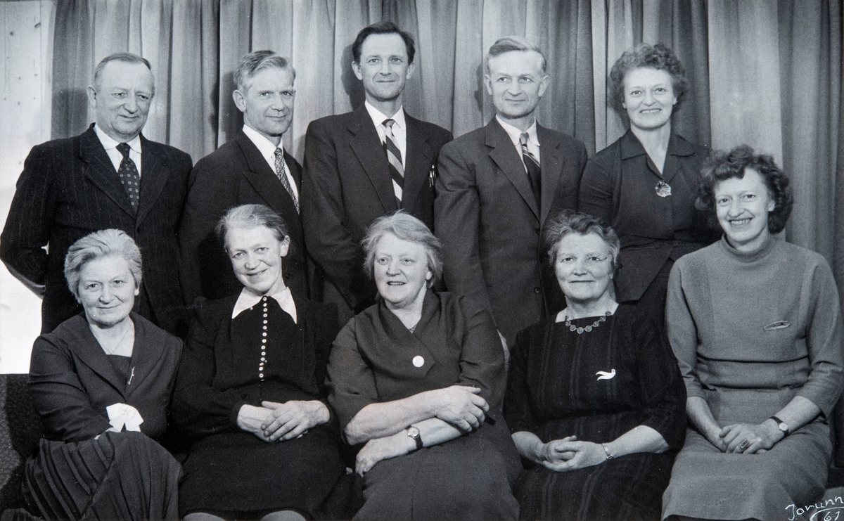 Gruppe bilde av de 10 søsknene Ekern, fra Hoberg Østre i Ottestad. Sittende foran, fra venstre: Harriet Ekern (f: 1907), Helene Ekern (f: 1903), Jenny Ekern (f: 1901), Frida Ekern (f: 1905) hun ble gift Frida Røe, og Else Ekern (f: 1916). Stående bak, fra venstre: Håkon Ekern (f: 1909), Fredrik Ekern (f: 1911), Torbjørn Leonard Ekern (f: 1914), Johan Odvar Ekern (f: 1912) og Oddbjørg Hedvig Ekern (f: 1918) Hun ble gift Oddbjørg Hedvig Dahlen.