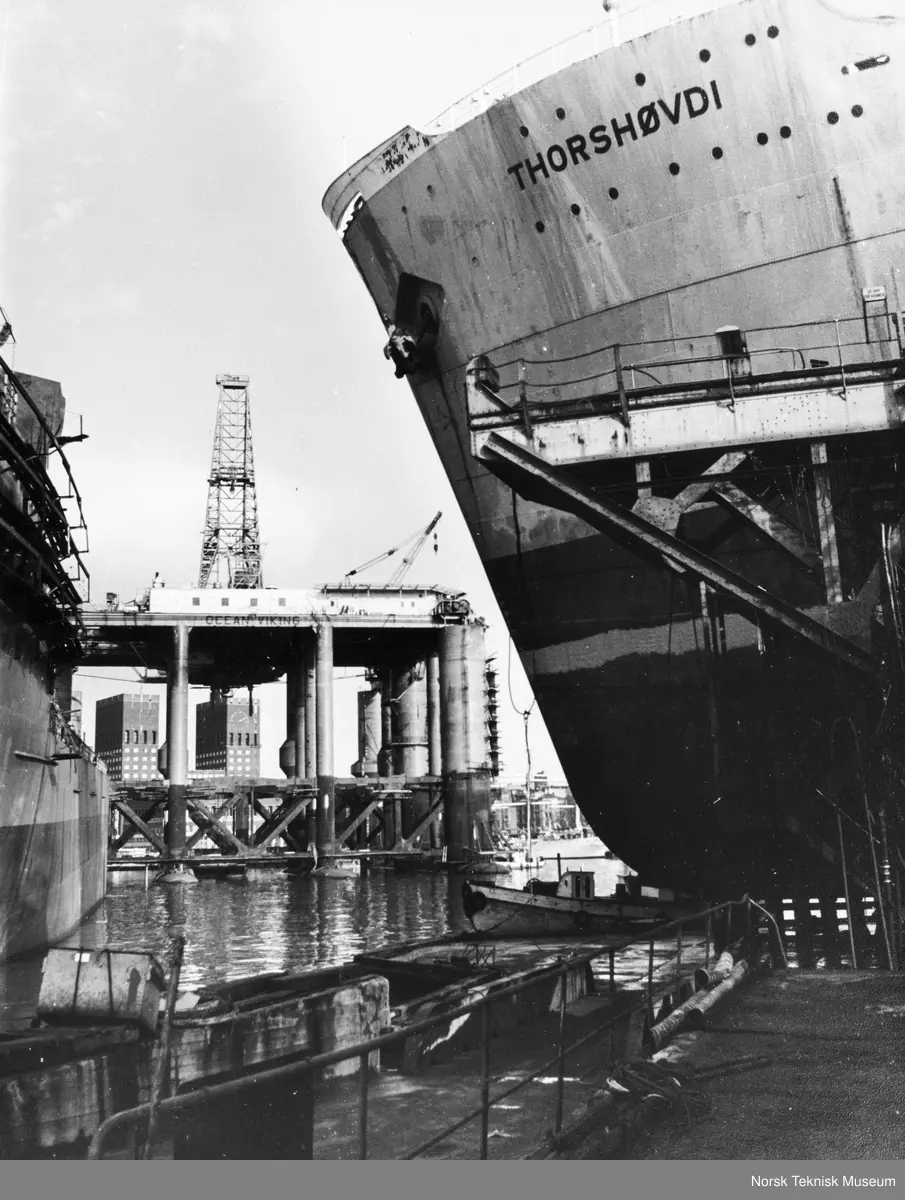 I forgrunnen sees bauen på skipet "Thorshøvdi", mens oljeriggen "Ocean Viking" er under bygging i bakgrunnen.