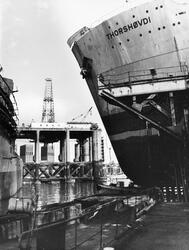 I forgrunnen sees bauen på skipet "Thorshøvdi", mens oljerig