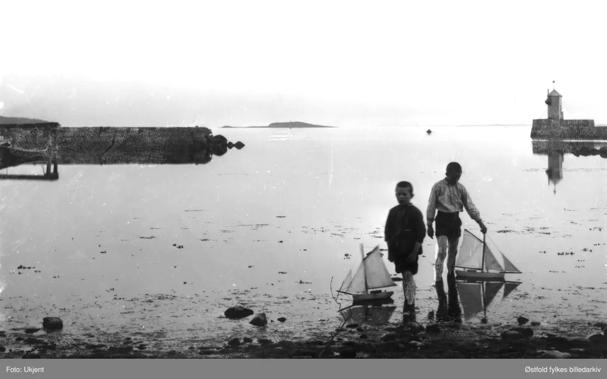 Værlebukta i Moss ca. 1910-12. Fra før Værlebryggene ble bygget. Inn til Kanalen til høyre. Postkort.