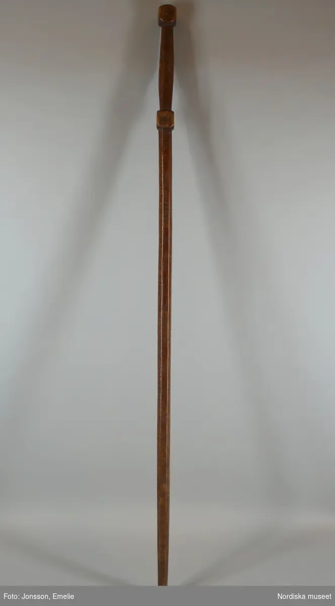 Käppformad mycket lång 8-kantig runstav med långt handtag och knapp. Kalendariet skrivet med en rad på två av stavens kanter. Helgdagarna är utmärkta endast med symboler och inga kors. Varje ny månad anges med runan H. Gyllentalsserie och solcykel ristade på handtaget jämte inskriptionen: ARVID MONSSON AR MIT NAMPN, MIG Till HEdHER OCH INgEN Till SKAM. Samt på latin: SPES MEA UNICA CHRiStUS BEATUS VIR OVI TIMEt dOMINUM AMEN. Märkt 1583 samt KTD.
Läsriktning: Höger till vänster med start från handtaget. Snurra sedan nedåt.
Datumomfång: Sida A: 1/1-30/6. Sida B: 1/7-31/12.
/Martin Borg 2010-12-28