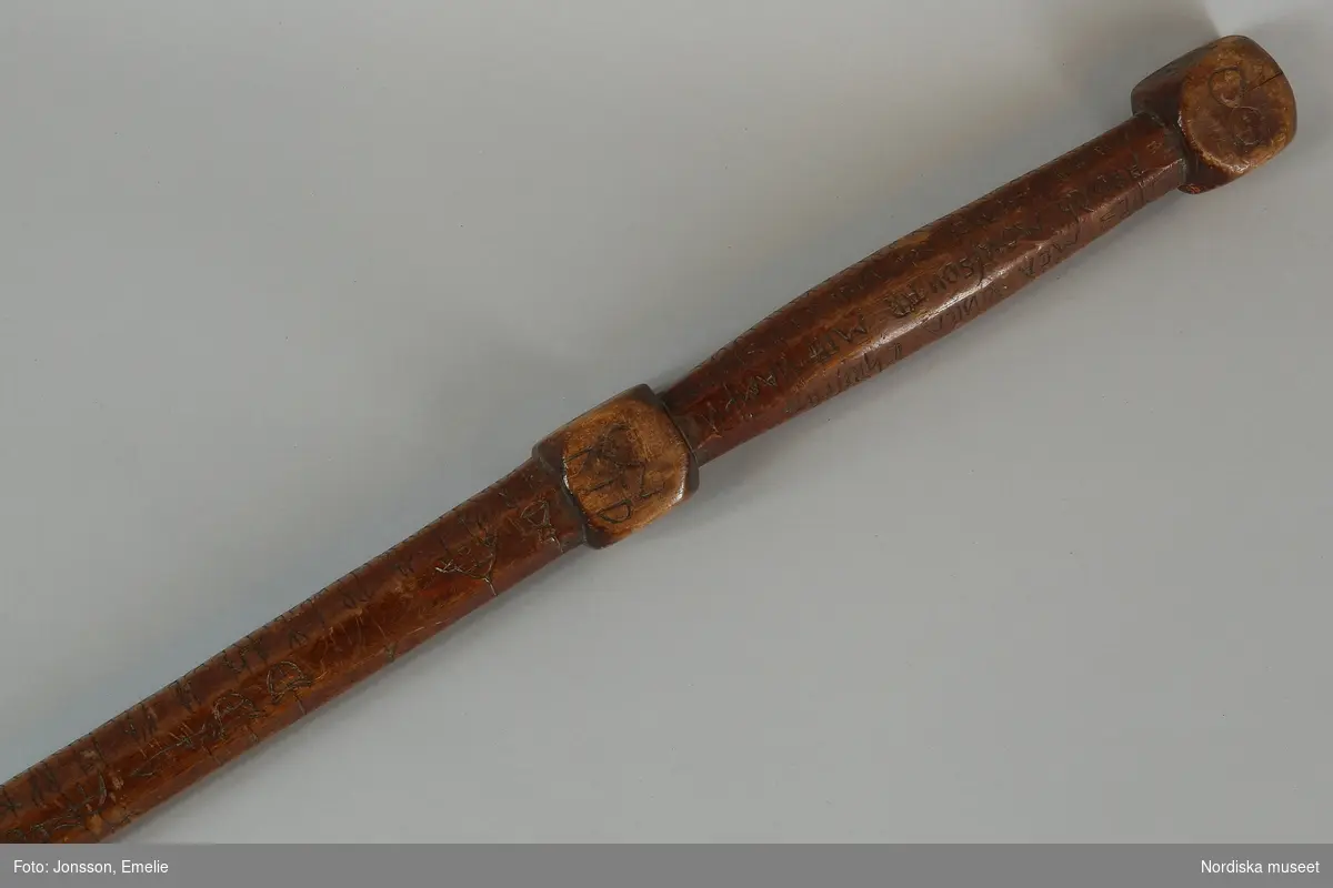 Käppformad mycket lång 8-kantig runstav med långt handtag och knapp. Kalendariet skrivet med en rad på två av stavens kanter. Helgdagarna är utmärkta endast med symboler och inga kors. Varje ny månad anges med runan H. Gyllentalsserie och solcykel ristade på handtaget jämte inskriptionen: ARVID MONSSON AR MIT NAMPN, MIG Till HEdHER OCH INgEN Till SKAM. Samt på latin: SPES MEA UNICA CHRiStUS BEATUS VIR OVI TIMEt dOMINUM AMEN. Märkt 1583 samt KTD.
Läsriktning: Höger till vänster med start från handtaget. Snurra sedan nedåt.
Datumomfång: Sida A: 1/1-30/6. Sida B: 1/7-31/12.
/Martin Borg 2010-12-28