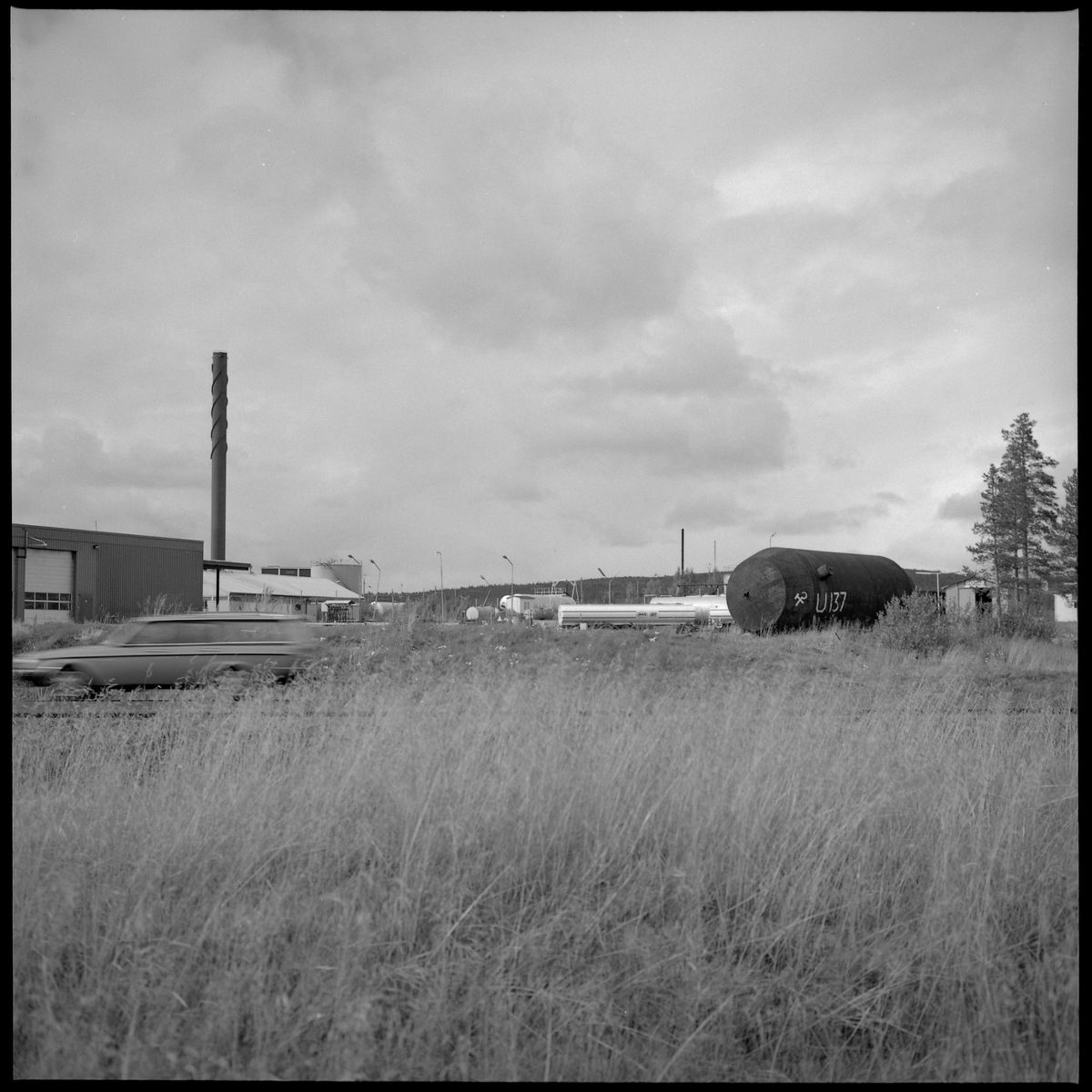 Bilden föreställer en stor ståltank som är märkt med U-137 och Sovjetunionens stadsvapen. Bilden är tagen längs vägen mellan Gällivare och Malmberget.