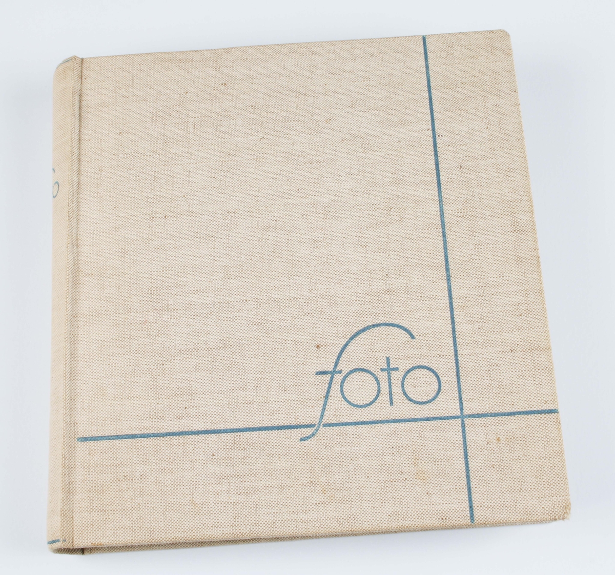 Fotoalbum. Pappband, klätt i beige cloth. Består av 30 blad av mörkgrå papp. Varje sida, med 5-6 påklistrade svartvita fotografier. Första sidan med handskrivet årtal: "4/9-1936". Fotografier tagna av givaren, under åren 1932-1944. I gott skick.