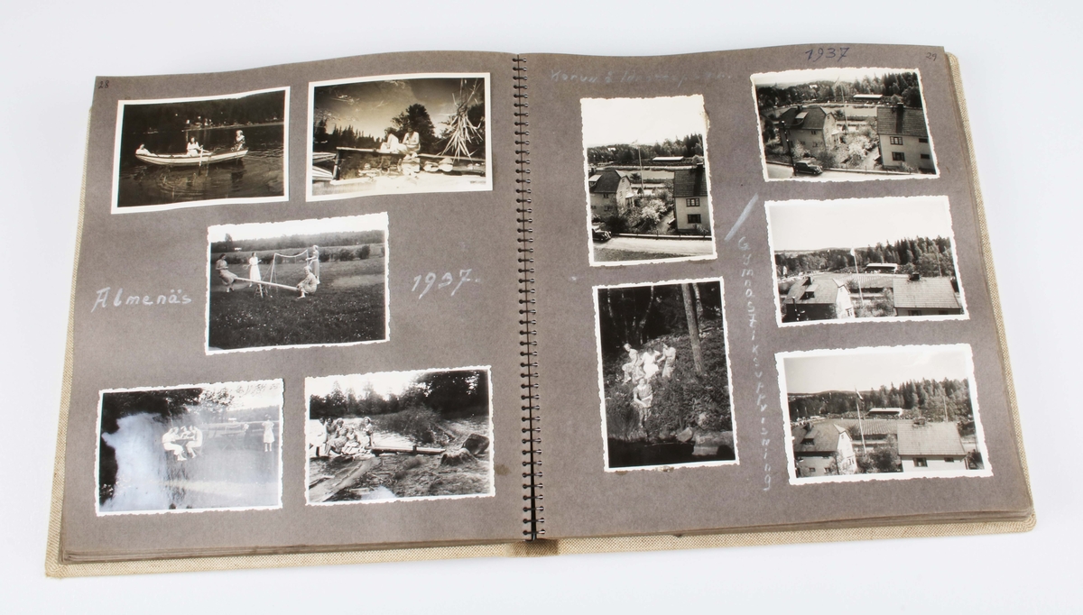 Fotoalbum. Pappband, klätt i beige cloth. Består av 30 blad av mörkgrå papp. Varje sida, med 5-6 påklistrade svartvita fotografier. Första sidan med handskrivet årtal: "4/9-1936". Fotografier tagna av givaren, under åren 1932-1944. I gott skick.