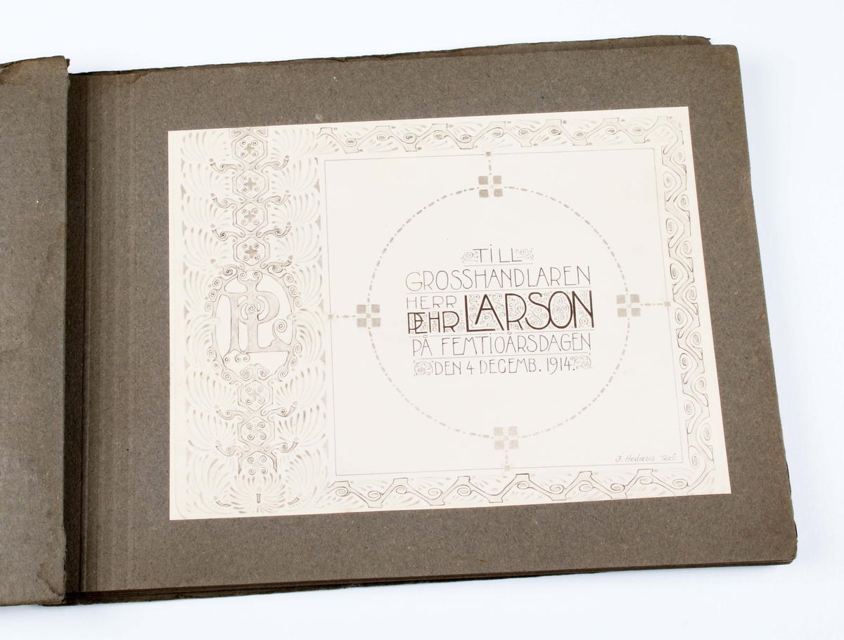 Fotoalbum av grå papp. Bladen bundna med grått snöre. Framsidan med årtalen "1864-1914, initialerna "PL", köpmannaemblem omramat av tallkvistar och kottar". 2 sidor med text angående Pehr Larsons 50-årsdag. 10 sidor med fotografier av Pehr Larson och uppvaktande tjänstemän vid Erikson & Larson.

Texten av John Hedaeus.
Foton av Gustaf Nilsson.

Funktion: 50-årsuppvaktning