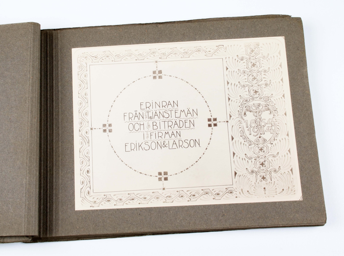 Fotoalbum av grå papp. Bladen bundna med grått snöre. Framsidan med årtalen "1864-1914, initialerna "PL", köpmannaemblem omramat av tallkvistar och kottar". 2 sidor med text angående Pehr Larsons 50-årsdag. 10 sidor med fotografier av Pehr Larson och uppvaktande tjänstemän vid Erikson & Larson.

Texten av John Hedaeus.
Foton av Gustaf Nilsson.

Funktion: 50-årsuppvaktning