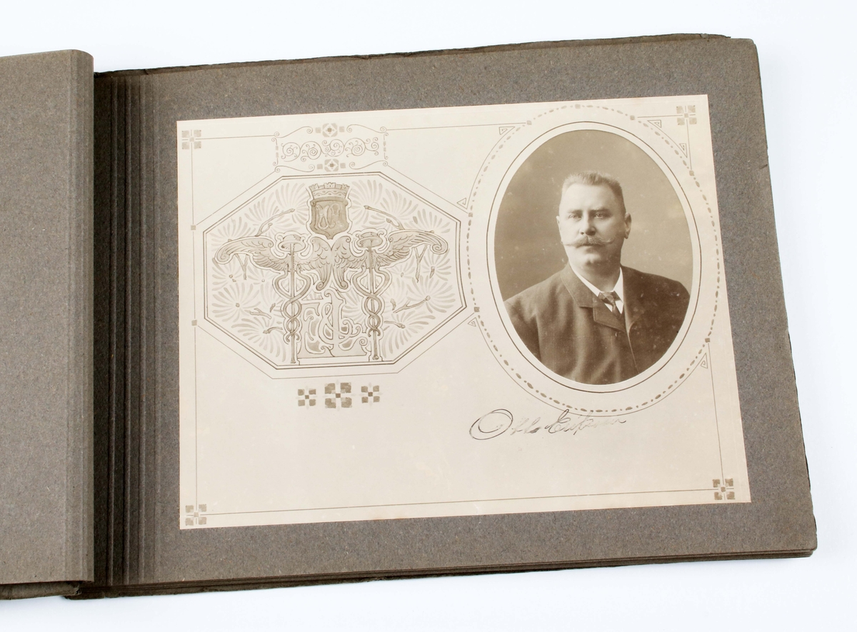 Fotoalbum av grå papp. Bladen bundna med grått snöre. Framsidan med årtalen "1864-1914, initialerna "PL", köpmannaemblem omramat av tallkvistar och kottar". 2 sidor med text angående Pehr Larsons 50-årsdag. 10 sidor med fotografier av Pehr Larson och uppvaktande tjänstemän vid Erikson & Larson.

Texten av John Hedaeus.
Foton av Gustaf Nilsson.

Funktion: 50-årsuppvaktning