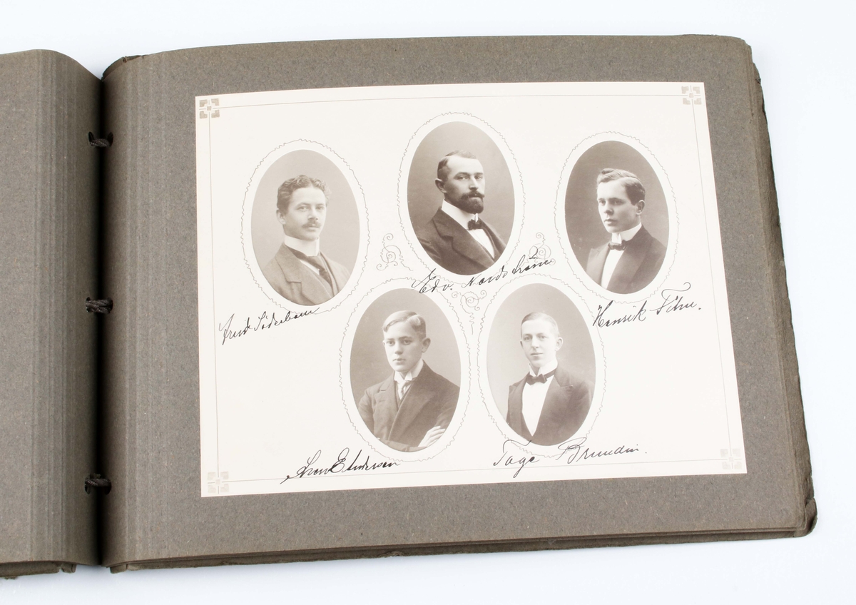 Fotoalbum av grå papp. Bladen bundna med grått snöre. Framsidan med årtalen "1864-1914, initialerna "PL", köpmannaemblem omramat av tallkvistar och kottar". 2 sidor med text angående Pehr Larsons 50-årsdag. 10 sidor med fotografier av Pehr Larson och uppvaktande tjänstemän vid Erikson & Larson.

Texten av John Hedaeus.
Foton av Gustaf Nilsson.

Funktion: 50-årsuppvaktning