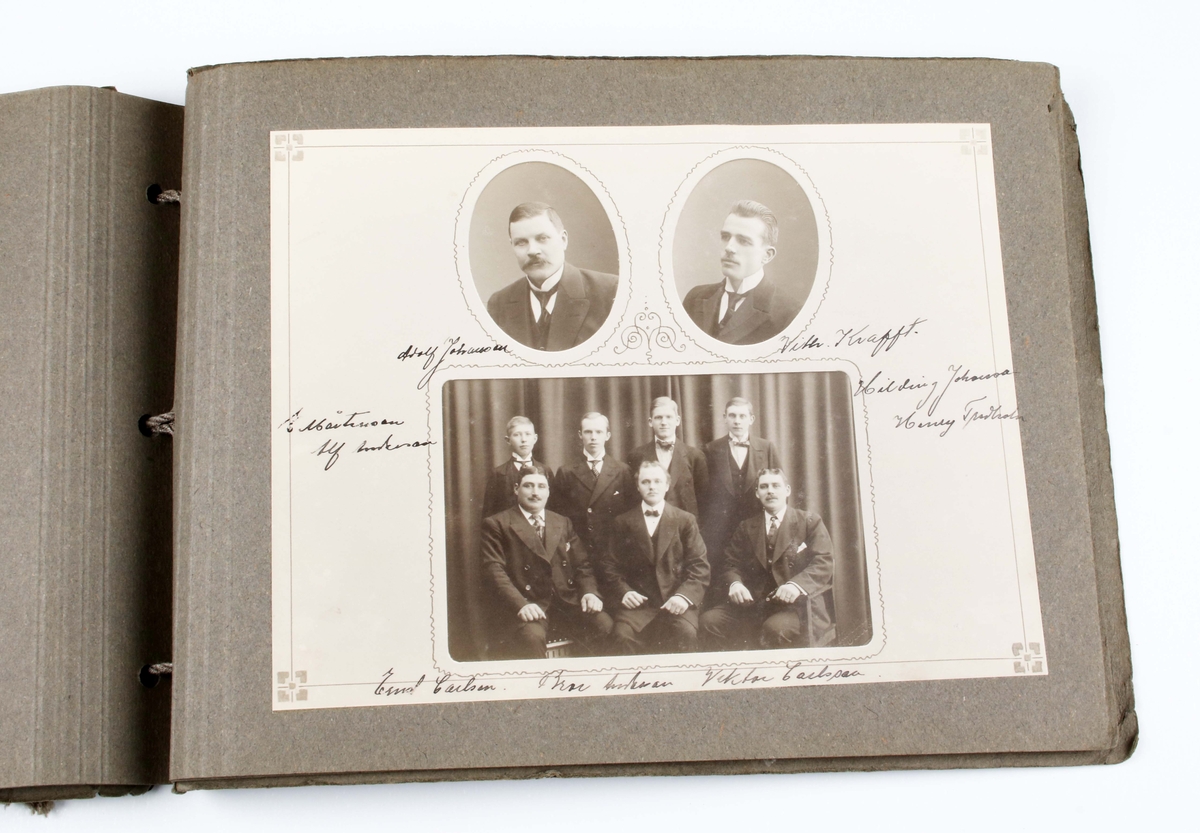 Fotoalbum av grå papp. Bladen bundna med grått snöre. Framsidan med årtalen "1864-1914, initialerna "PL", köpmannaemblem omramat av tallkvistar och kottar". 2 sidor med text angående Pehr Larsons 50-årsdag. 10 sidor med fotografier av Pehr Larson och uppvaktande tjänstemän vid Erikson & Larson.

Texten av John Hedaeus.
Foton av Gustaf Nilsson.

Funktion: 50-årsuppvaktning