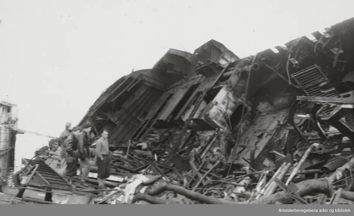 Vraket etter det tyske slagskipet Tirpitz ved Håkøya utenfor Tromsø. Mai 1950.