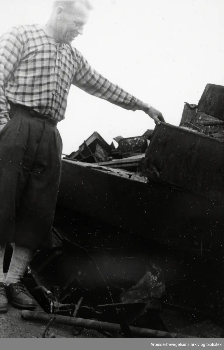 Vraket etter det tyske slagskipet Tirpitz ved Håkøya utenfor Tromsø. Einar Bergan. Mai 1950.