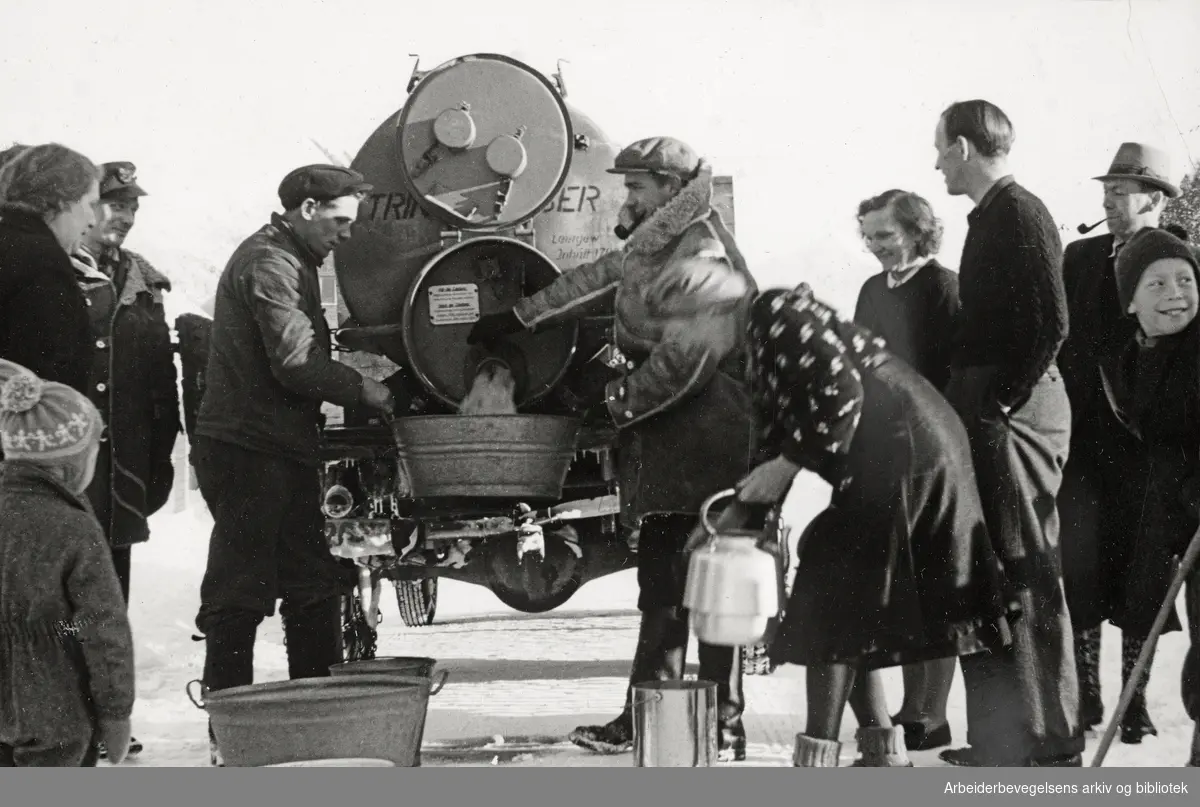 "Åndalsnes uten vann". Kommunen kjører ut vann til innbyggerne i en tidligere tysk tankbil. Februar 1947.