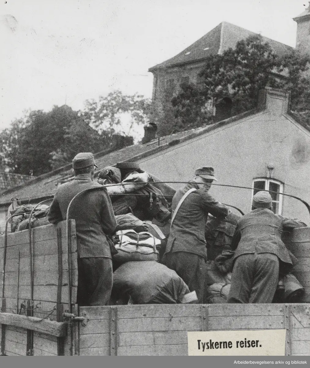 "Farvel fanger!" 40 tyske soldater sendes hjem. Vollen på Akerhus Festning. September 1946