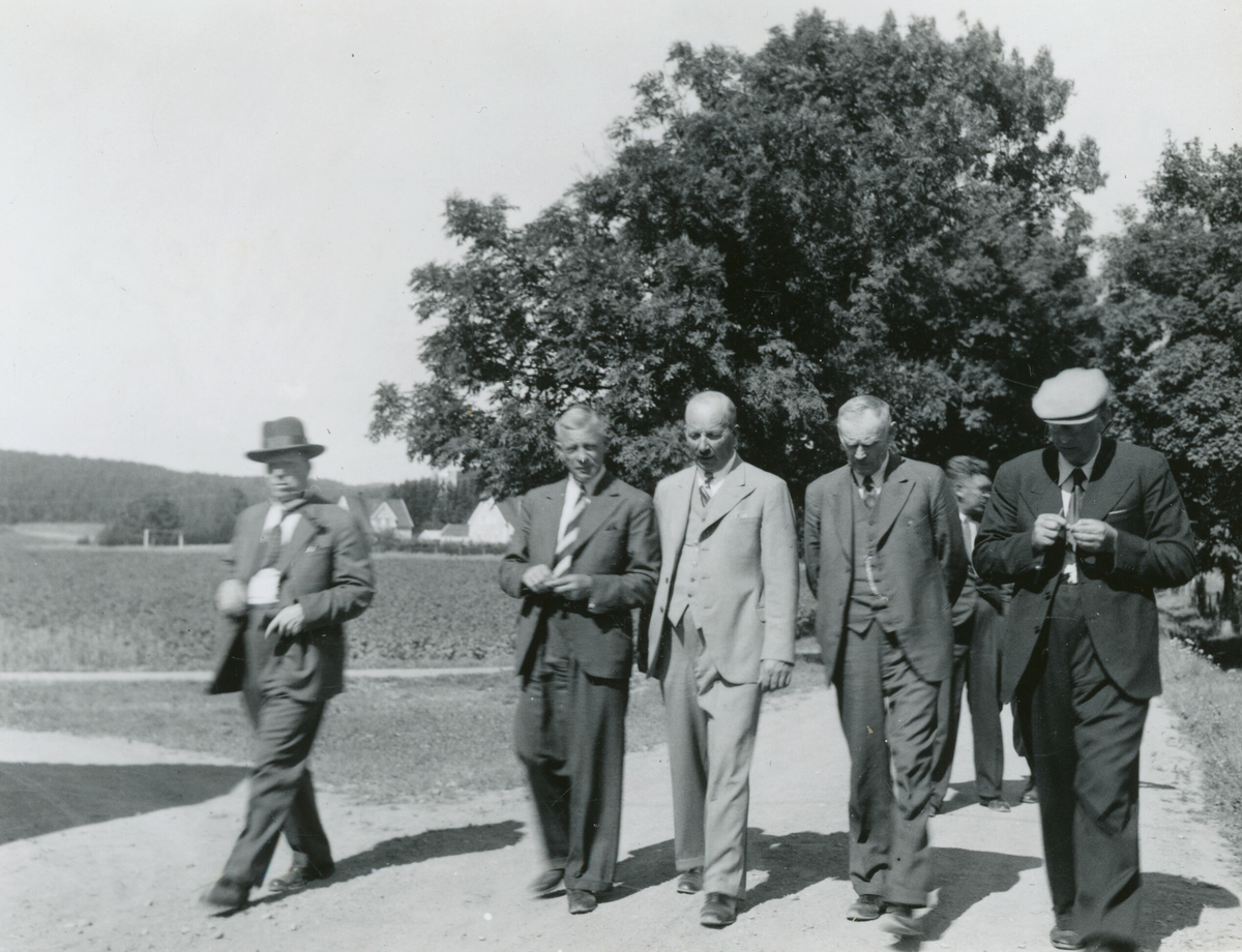 Kornrådet på besøk på Fossnes landbruksskole i Vestfold 9. august 1938.