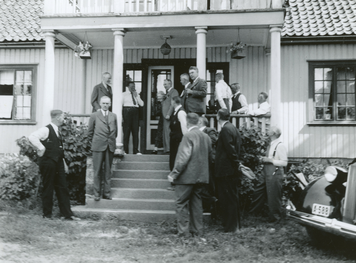 Kornrådet på besøk på Døvle gård i Stokke 10. august 1938.  Gårdbruker er kornmagasinbestyrar Sørhaug.