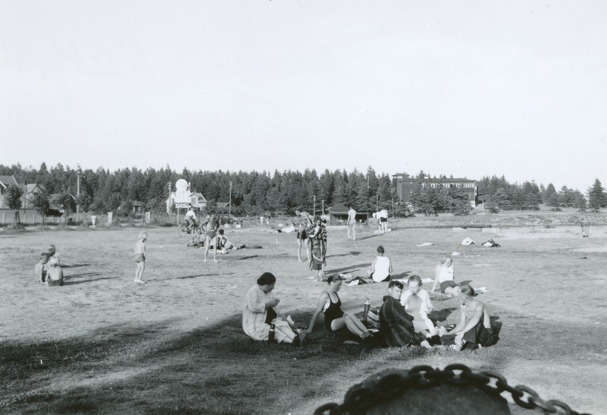 Badestranda på Ringshaug ved Tønsberg 11. august 1938.  Bilda er tatt under Kornrådets reise i Vestfold i 1938.