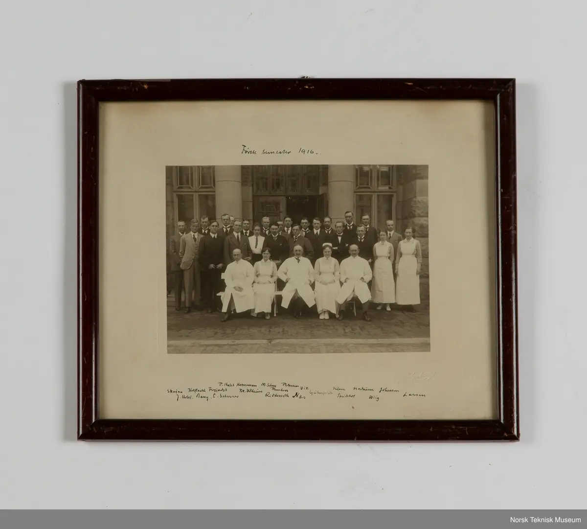 Medisinerkullet 1916-I med leger og jordmødre foran Kvinneklinikken, Rikshospitalet.