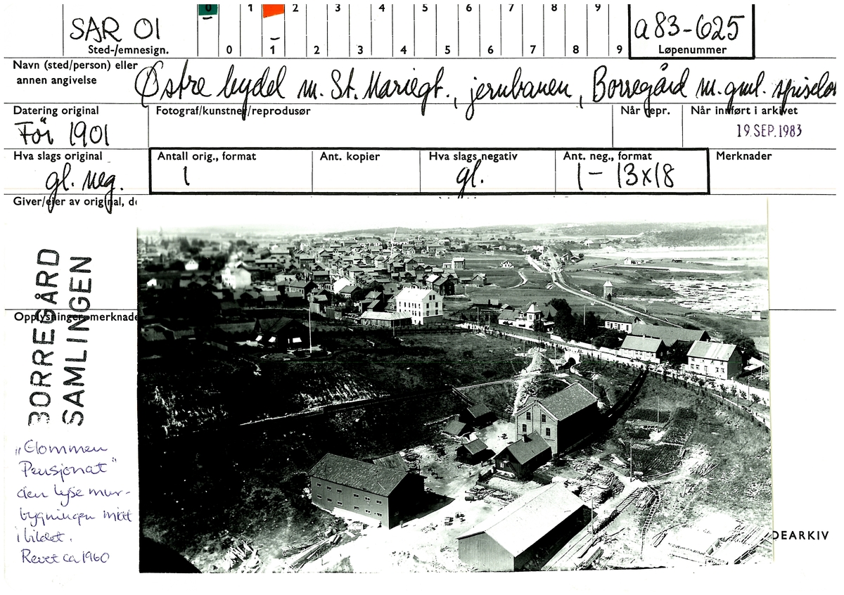 Østre bydel i Sarpsborg med St. Marie gate (ned mot Sarpsbrua) Seut, jernbanen, Borregård med det gamle spiselokalet., før 1901. "Glommen pensjonat " er den lyse murbygningen midt i bildet. Revet ca. 1960.