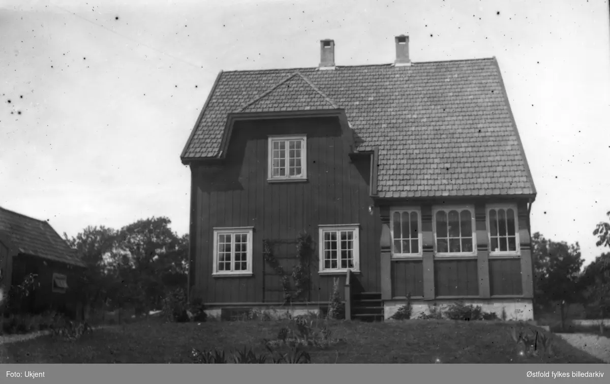 Albygaten 18 på Jeløy , Moss ca. 1932. Huset til lærerparet Høgetveit. Overtatt av sønnen Bjørn Høgetveit. Bokhandler Rolf Olsen med familie leide noe av huset sommeren 1932.