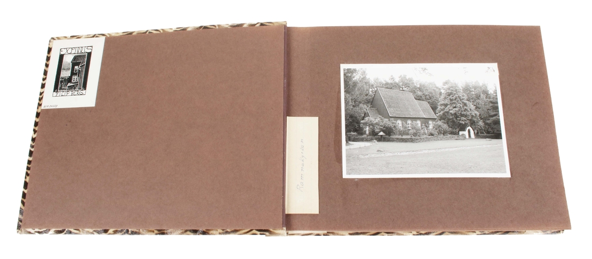 Fotoalbum. Pappband klätt i pressat, tigermönstrat konstmaterial. Består av 24 blad av gråbrun papp. Bladen sammanbundna med brunt snöre. 5 blad med svartvita fotografier. 3 med Ramnaparken och 4 med stadsvyer över Borås. På insidan limmad etikett märkt: "EXLIBRIS FILIP BERG". Många blad tomma. I gott skick.