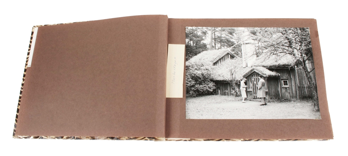 Fotoalbum. Pappband klätt i pressat, tigermönstrat konstmaterial. Består av 24 blad av gråbrun papp. Bladen sammanbundna med brunt snöre. 5 blad med svartvita fotografier. 3 med Ramnaparken och 4 med stadsvyer över Borås. På insidan limmad etikett märkt: "EXLIBRIS FILIP BERG". Många blad tomma. I gott skick.