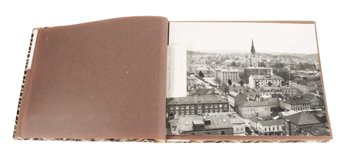 Fotoalbum. Pappband klätt i pressat, tigermönstrat konstmaterial. Består av 24 blad av gråbrun papp. Bladen sammanbundna med brunt snöre. 5 blad med svartvita fotografier. 3 med Ramnaparken och 4 med stadsvyer över Borås. På insidan limmad etikett märkt: "EXLIBRIS FILIP BERG". Många blad tomma. I gott skick.