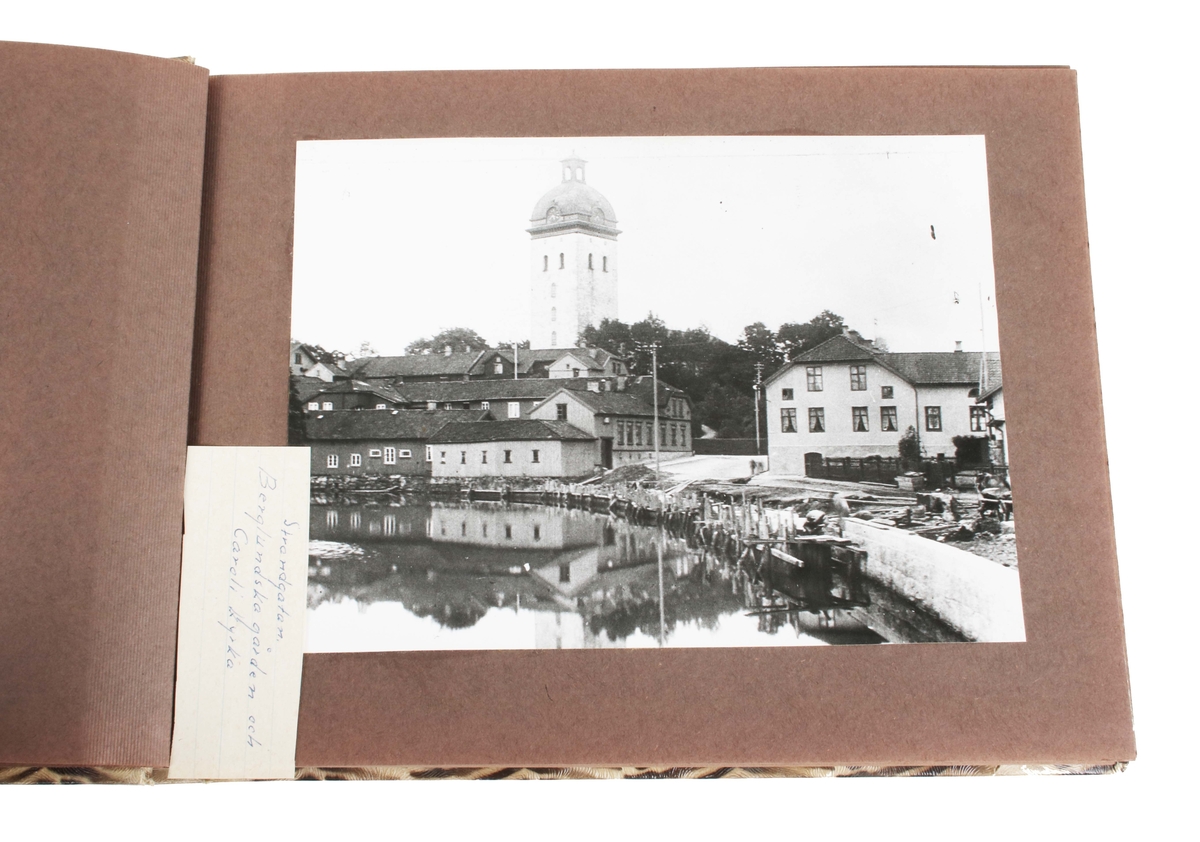 Fotoalbum. Pappband klätt i pressat, tigermönstrat konstmaterial. Består av 24 blad av gråbrun papp. Bladen sammanbundna med brunt snöre. 5 blad med svartvita fotografier. 3 med Ramnaparken och 4 med stadsvyer över Borås. På insidan limmad etikett märkt: "EXLIBRIS FILIP BERG". Många blad tomma. I gott skick.