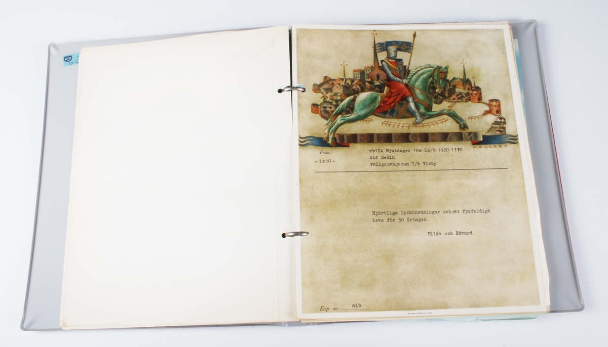 Telegrampärm med ringmekanism i grå metall. Röd plast. Märkt "TELEGRAM" i guldtryck längst ned. Innehåller 88 maskinskrivna telegram med olika dekor, från åren 1948-1970. I gott skick.