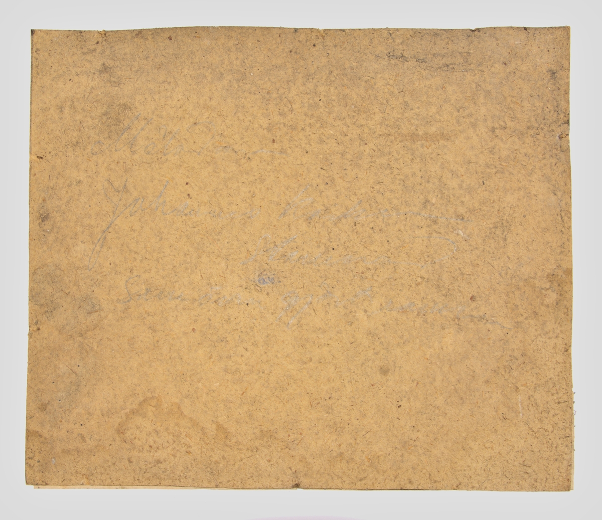 Minnestavla på vitt papper med bladverk av grönt papper som klistrats på. Bladverket är format som en krans med en stjärna i övre delen. Samma typ av bladverk finns i minnestavlans fyra hörn. Inuti kransen finns initialerna H.I.A.D.

På bakstycket finns följande text skriven i blyerts:
Målad av Johannes Karlsson Stamnared som även gjort ramen.