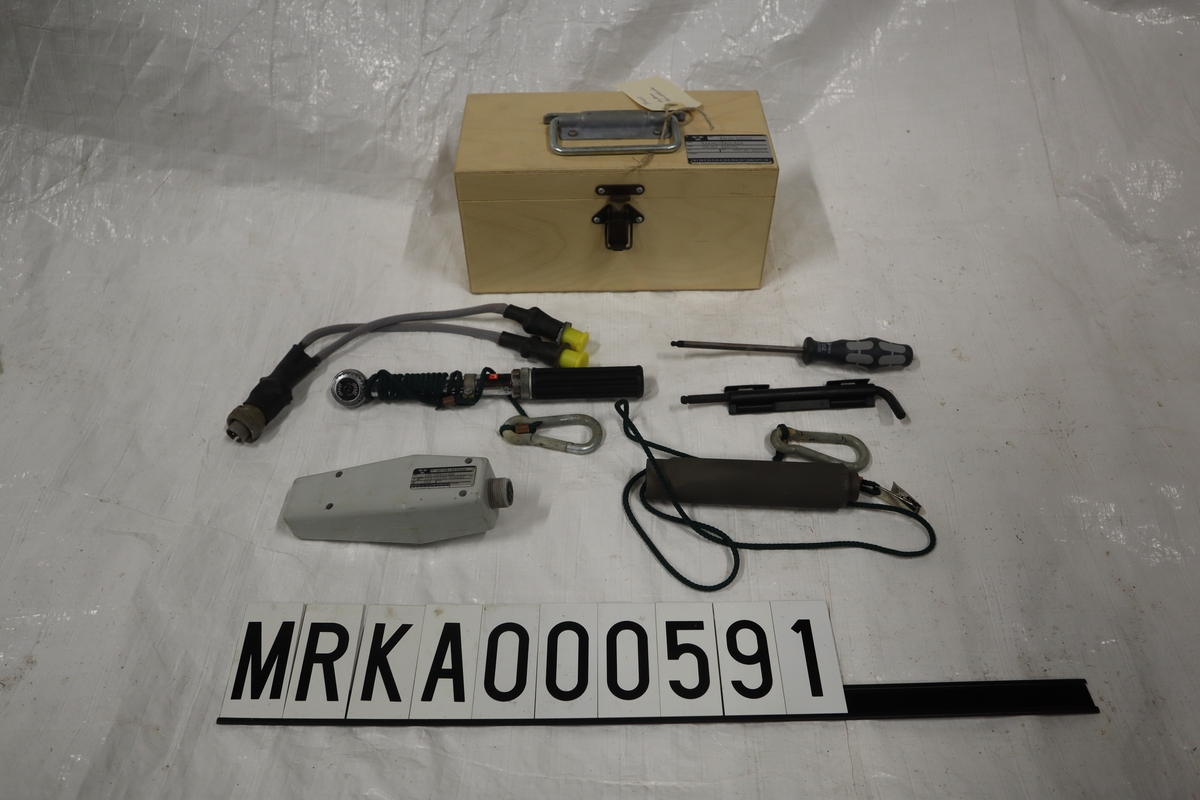 Raketmotortändlådan tillhör Kustrobot 08A.
Raketmotortändlådan innehåller:
- Låda
- Kretsprovare
- Mejsel
- Momentnyckel
- Kabel