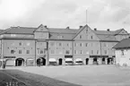 Under åren 1914-1915 uppfördes den pampiga Kanikegården utmed Kungsvägen i Mjölby. För komplexets ritningar stod linköpingsarkitekten Axel Brunskog. Huset sägs ha kostat en miljon kronor att bygga och har därför i folkmun fått namnet 