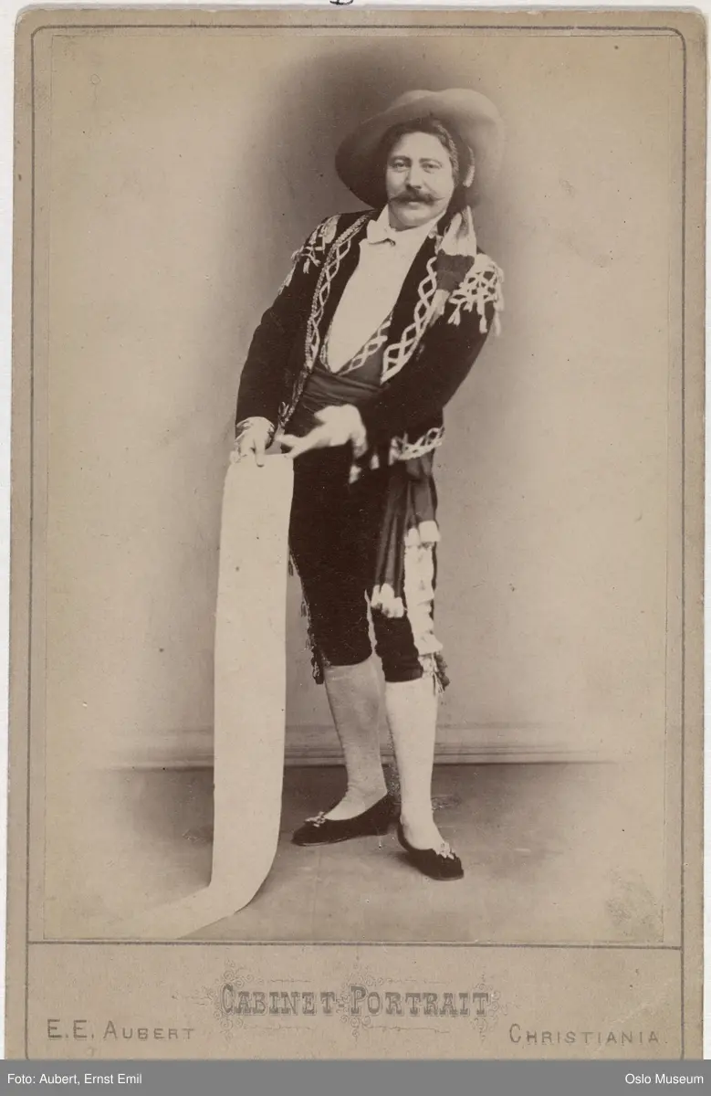 portrett, mann, operasanger, rollebilde, Leporello i "Don Giovanni", stående helfigur, kostyme