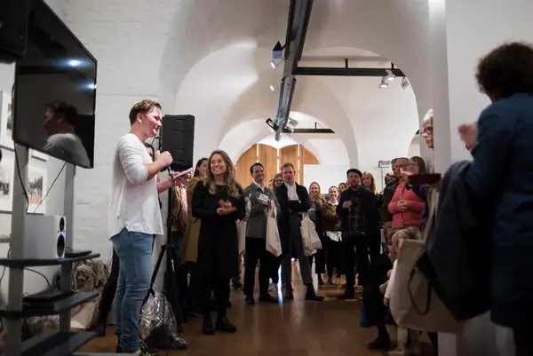 Bilde tatt på åpningen av The Young Lions. Masse mennesker hører på en åpningstale av Kristian Skylstad.