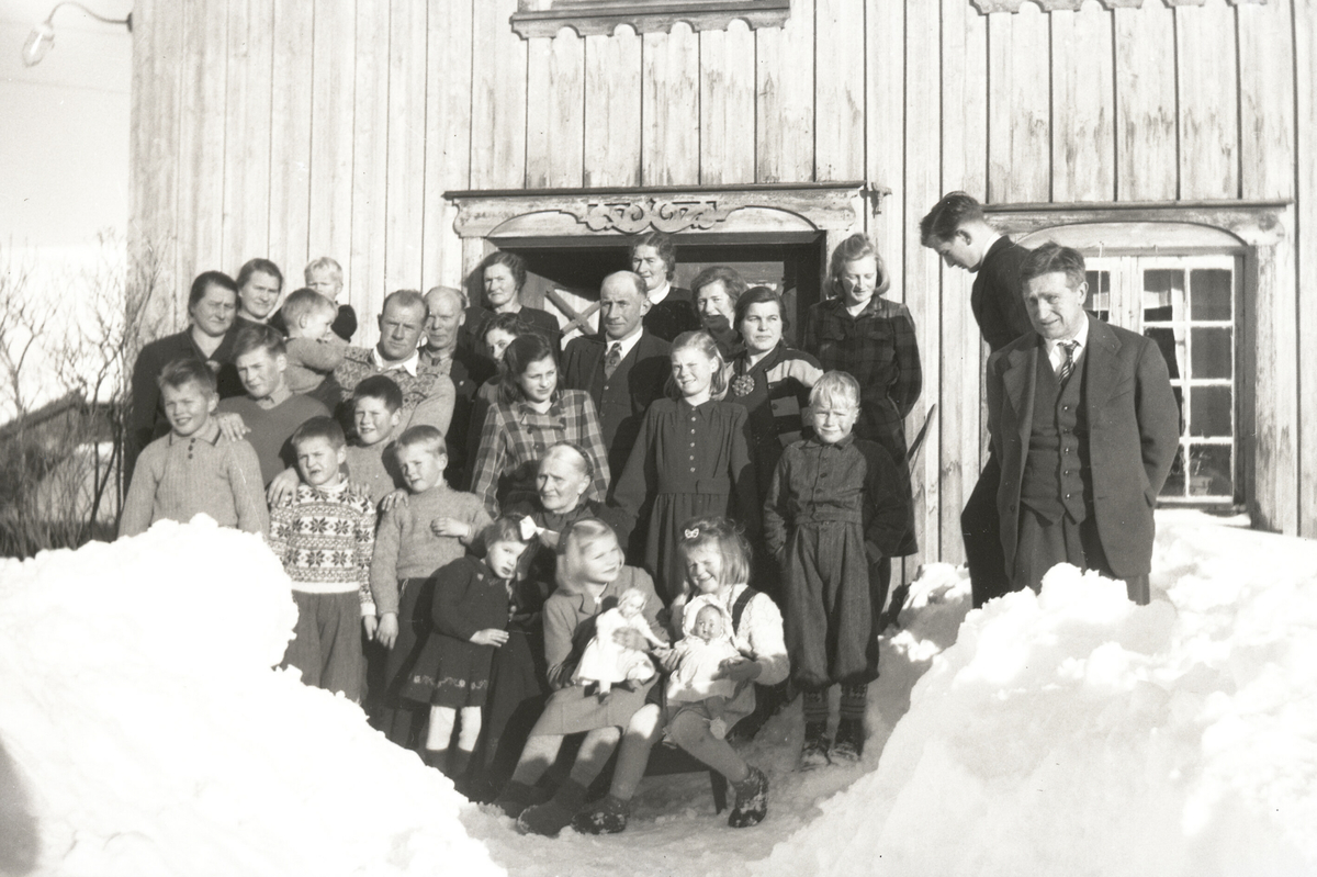 Familiebilde tatt ute på trappa på Tortveit på vinters tid.