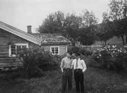 To unge menn med studentluet