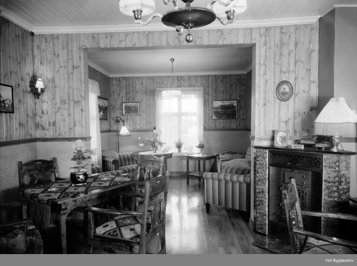 Interiør, Ustaoset Hotell, daglegstove, lysekrone, bord, stolar