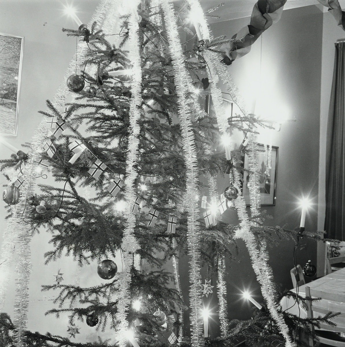 Juletre med pynt.